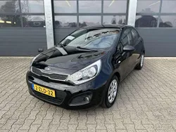 Zwart Gebruikt 2015 Kia Rio Hatchback | € 8.835 (Eerlijke prijs)