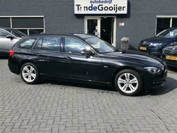 Zwart, metallic lak Gebruikt 2018 BMW 318 Executive Stationwagen | € 22.900 (Eerlijke prijs)