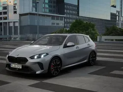 M brooklyn grau Nieuw 2025 BMW 120 M Sport Hatchback | € 54.772 (Iets duurder)