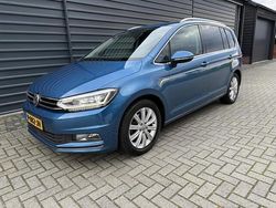 Blauw (metallic) Gebruikt 2017 VW Touran Highline MPV | € 8.995 (Eerlijke prijs)