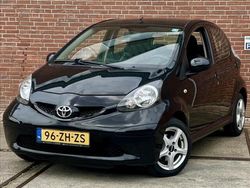Zwart, metallic lak Gebruikt 2008 Toyota Aygo Hatchback | € 2.950 (Eerlijke prijs)