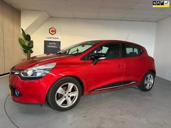 Rood (metallic) Gebruikt 2016 Renault Clio IV Dynamique Hatchback | € 6.950 (Eerlijke prijs)