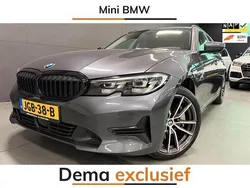 Grijs Gebruikt 2021 BMW 330 Executive Stationwagen | € 28.950 (Goede deal)