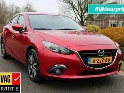 Rood, andere lak Gebruikt 2015 Mazda 3 Sedan | € 12.900 (Eerlijke prijs)