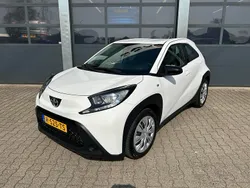 Wit Gebruikt 2022 Toyota Aygo Play Hatchback | € 16.830 (Eerlijke prijs)