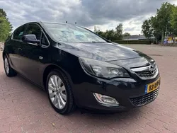 Zwart Gebruikt 2012 Opel Astra Cosmo Hatchback | € 2.400