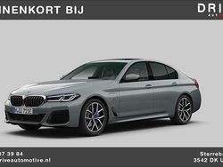 Grijs Gebruikt 2022 BMW 545e M Sport Sedan | € 52.900 (Eerlijke prijs)