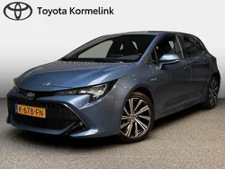 Blauw, metallic lak Gebruikt 2020 Toyota Corolla Edition Hatchback | € 22.950 (Eerlijke prijs)