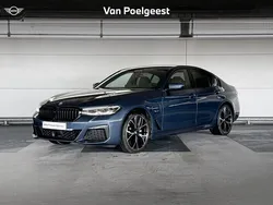 Arctic race blue metallic (blauw metallic) Gebruikt 2023 BMW 530e Comfort Edition Sedan | € 46.500 (Goede deal)