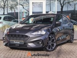 Grijs (metallic) Gebruikt 2020 Ford Focus ST-Line Hatchback | € 16.700 (Eerlijke prijs)