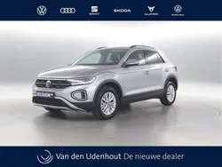 Grijs, metallic lak Gebruikt 2023 VW T-Roc Life SUV | € 32.450 (Eerlijke prijs)