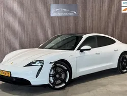 Wit, metallic lak Gebruikt 2021 Porsche Taycan Performance Package Sedan | € 61.900 (Duur)