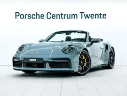 Grijs, metallic lak Gebruikt 2024 Porsche 992 Cabriolet | € 319.900 (Eerlijke prijs)