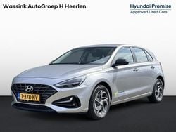 Sleek silver (grijs metallic) Gebruikt 2023 Hyundai i30 Comfort Hatchback | € 25.285