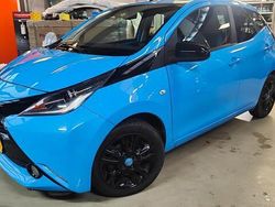 Blauw Gebruikt 2015 Toyota Aygo X-cite Hatchback | € 6.495 (Eerlijke prijs)