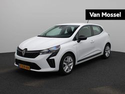 Wit Gebruikt 2023 Renault Clio V Evolution Hatchback | € 15.930 (Eerlijke prijs)