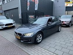 Grijs, metallic lak Gebruikt 2013 BMW 320 Efficient Dynamics Sedan | € 9.499 (Eerlijke prijs)