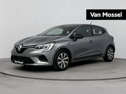 Grijs Gebruikt 2023 Renault Clio V Equilibre Hatchback | € 16.935 (Eerlijke prijs)