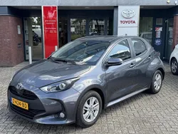 Grijs Gebruikt 2024 Toyota Yaris Hybrid Active Hatchback | € 23.499 (Eerlijke prijs)