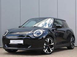 Zwart Nieuw 2024 Mini Cooper SE Classic Hatchback | € 40.750 (Iets duurder)
