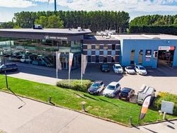 Zwart (metallic) Gebruikt 2022 Audi A3 Sportback e-tron Competition Hatchback | € 33.800 (Eerlijke prijs)