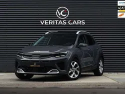 Grijs, metallic lak Gebruikt 2023 Kia Stonic GT-Line SUV | € 28.950 (Eerlijke prijs)