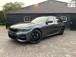 Grijs, metallic lak Gebruikt 2022 BMW 330e M Sport Stationwagen | € 36.950 (Goede deal)