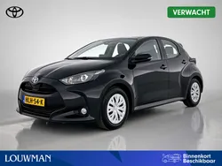 Zwart Gebruikt 2024 Toyota Yaris Hybrid Active Hatchback | € 23.445 (Eerlijke prijs)