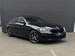 Zwart Gebruikt 2022 BMW 520 M Sport Sedan | € 38.795 (Eerlijke prijs)
