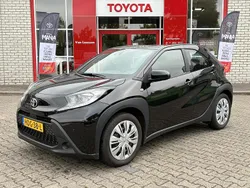 Zwart Gebruikt 2025 Toyota Aygo Play Hatchback | € 19.400 (Eerlijke prijs)