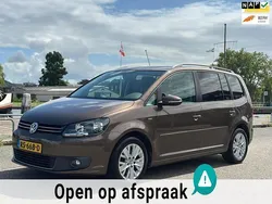 Bruin, metallic lak Gebruikt 2013 VW Touran Highline MPV | € 12.750 (Eerlijke prijs)