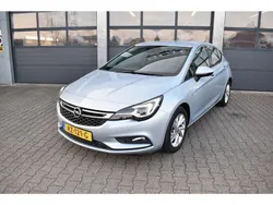 Grijs, metallic lak Gebruikt 2018 Opel Astra Innovation Hatchback | € 14.435 (Eerlijke prijs)