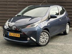 Blauw Gebruikt 2015 Toyota Aygo X-play Hatchback | € 7.750 (Eerlijke prijs)