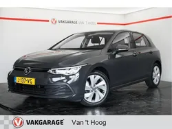 Grijs, metallic lak Gebruikt 2020 VW Golf VIII Hatchback | € 15.450 (Iets duurder)