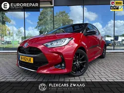 Rood, metallic lak Gebruikt 2022 Toyota Yaris Hybrid Executive Hatchback | € 24.490 (Eerlijke prijs)