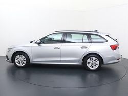 Grijs Gebruikt 2023 Skoda Octavia Ambition Stationwagen | € 23.840 (Eerlijke prijs)