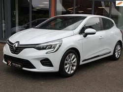 Wit Gebruikt 2022 Renault Clio V Initiale Paris Hatchback | € 16.895 (Eerlijke prijs)