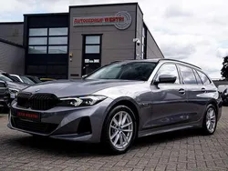 Grijs Gebruikt 2023 BMW 320e Comfort Edition Stationwagen | € 37.775 (Super prijs)