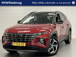 Rood, metallic lak Gebruikt 2022 Hyundai Tucson Premium SUV | € 32.925 (Eerlijke prijs)