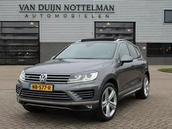 Grijs, metallic lak Gebruikt 2017 VW Touareg R-line SUV | € 31.950 (Duur)