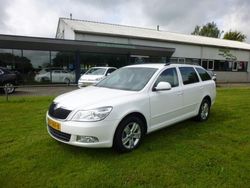 Wit Gebruikt 2011 Skoda Octavia Ambition Stationwagen | € 5.950 (Iets duurder)
