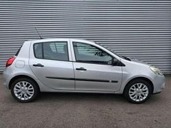 Grijs Gebruikt 2010 Renault Clio II Hatchback | € 2.950 (Eerlijke prijs)