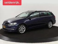 Blauw, metallic lak Gebruikt 2019 VW Golf VII Highline Stationwagen | € 12.400 (Goede deal)