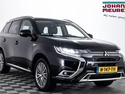 Zwart, metallic lak Gebruikt 2021 Mitsubishi Outlander P-HEV Intense SUV | € 27.990 (Eerlijke prijs)