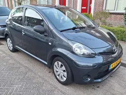 Grijs Gebruikt 2013 Toyota Aygo Hatchback | € 4.500 (Eerlijke prijs)