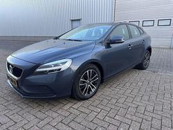 Blauw (metallic) Gebruikt 2017 Volvo V40 Hatchback | € 6.950 (Goede deal)