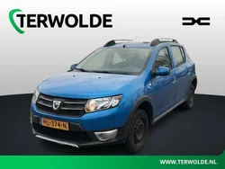 Blauw, metallic lak Gebruikt 2015 Dacia Sandero Lauréate Hatchback | € 6.900 (Eerlijke prijs)