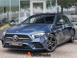 Blauw, metallic lak Gebruikt 2021 Mercedes A180 AMG line Hatchback | € 28.700 (Eerlijke prijs)