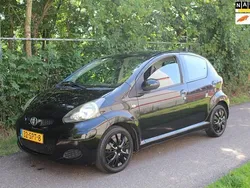 Zwart, metallic lak Gebruikt 2011 Toyota Aygo Comfort Hatchback | € 4.250 (Eerlijke prijs)
