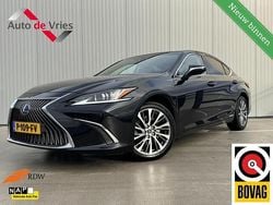 Zwart (metallic) Gebruikt 2022 Lexus ES300H Business Edition Sedan | € 34.995 (Goede deal)